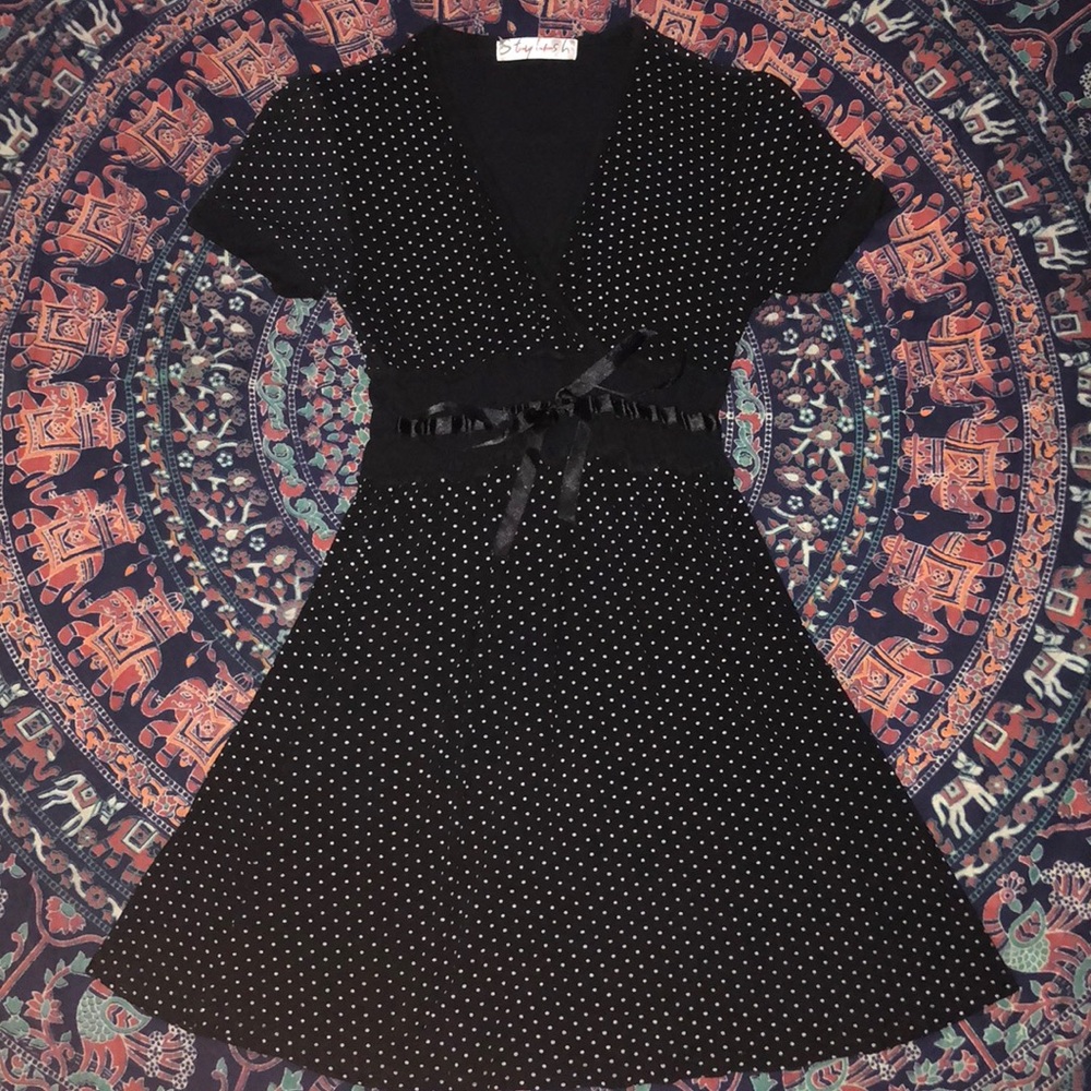 Polka dot v neck dress with ribbon